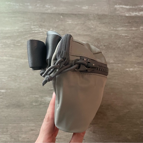 NWT Lululemon All Day Essentials Belt Bag 2.5L in Silver Drop/Asphalt Grey - Picture 5 of 13